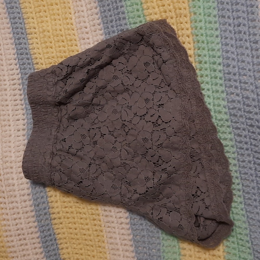Grey lace tabula shorts